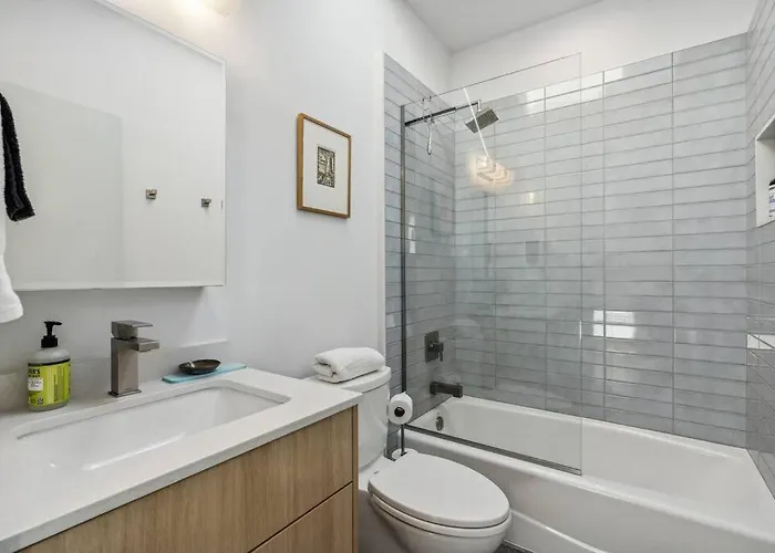 Refreshing 1-bedroom - 80 Walkscore! *